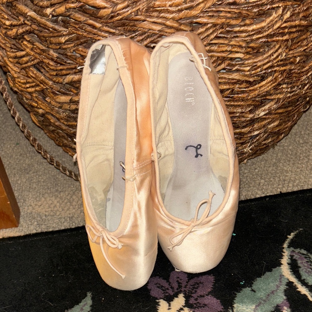 Used Pointe shoes - Picture 2 of 4